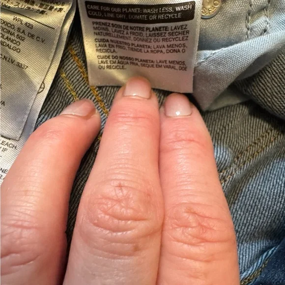 Like New Woman’s Levi’s Jeans - Picture 8 of 10